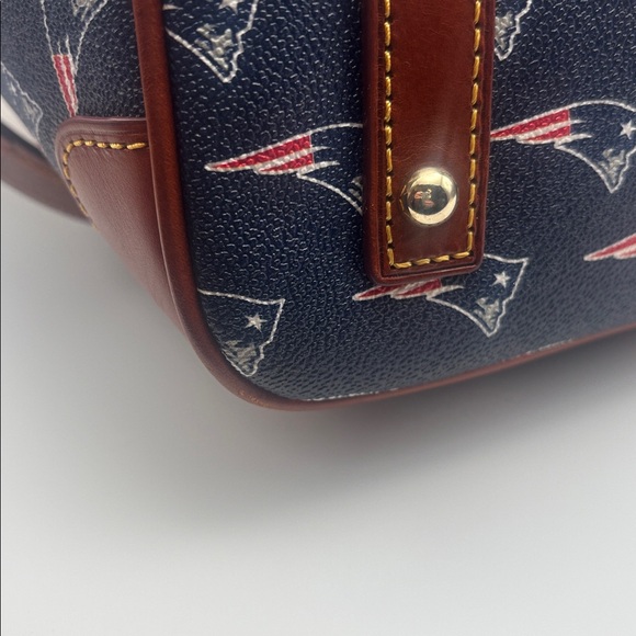 Dooney & Bourke NFL New England Patriots Charli Satchel, excellent condition - Picture 9 of 14